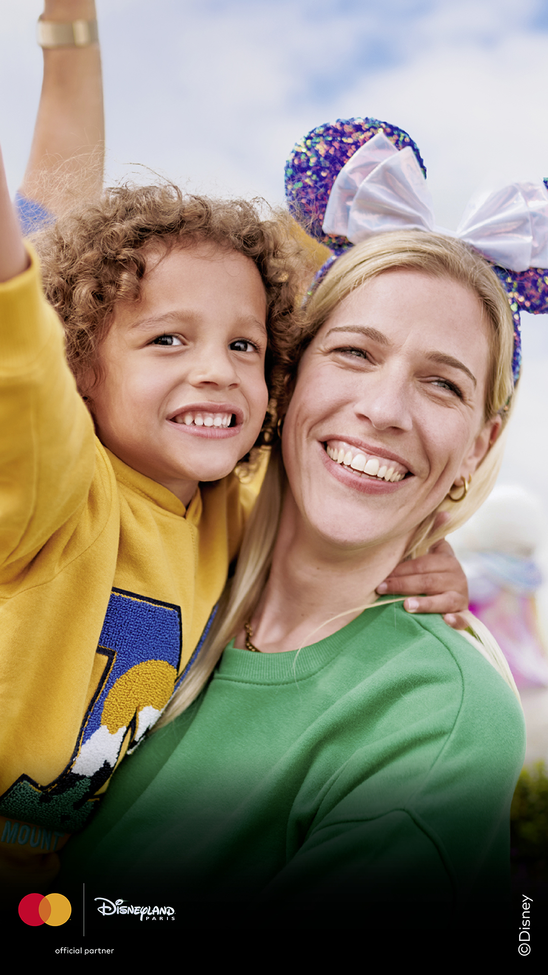 Mutter mit Kind im Disneyland