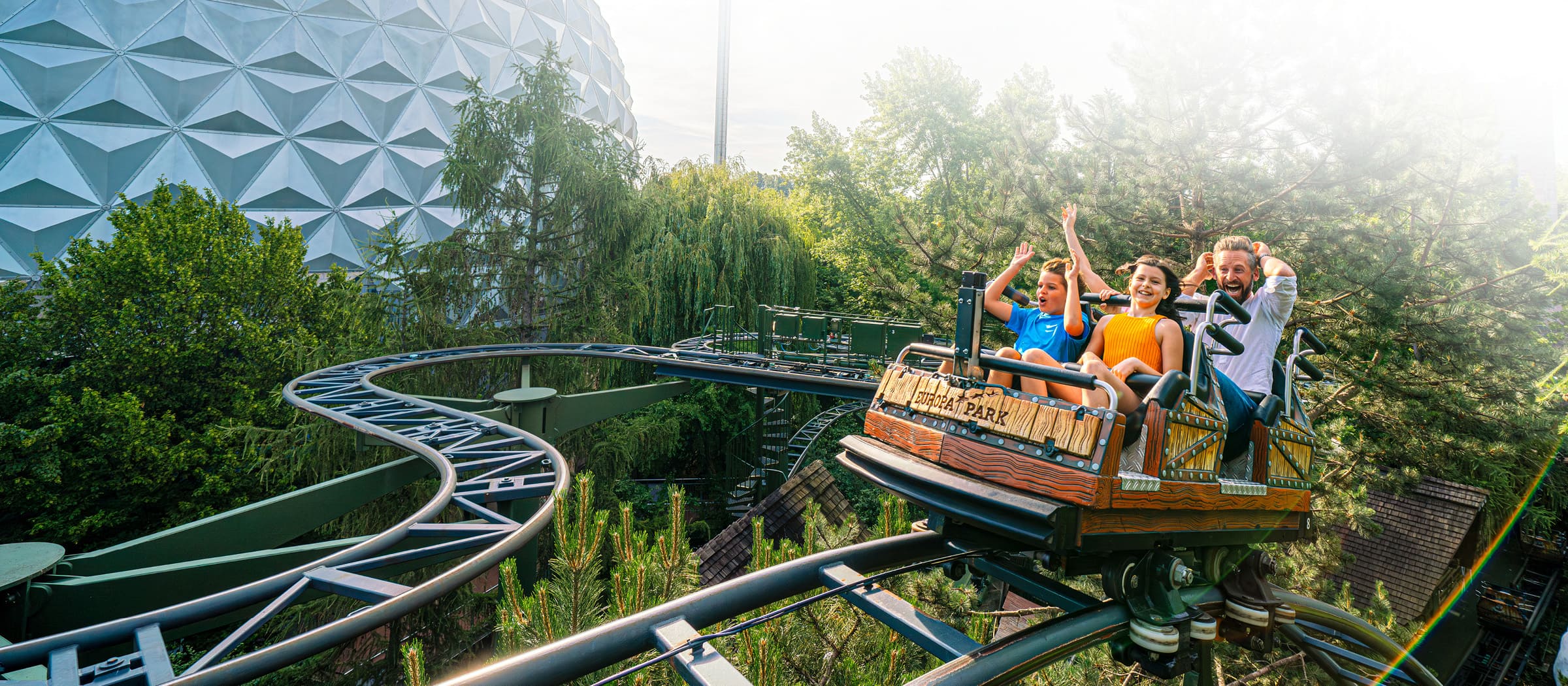 Eine Familie fährt im Europa-Park Achterbahn.